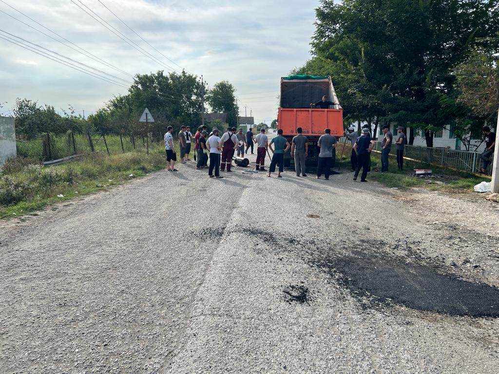 В селении Акнада активно проводятся работы по асфальтированию дорог |  18.08.2022 | Новости Кизилюрта - БезФормата